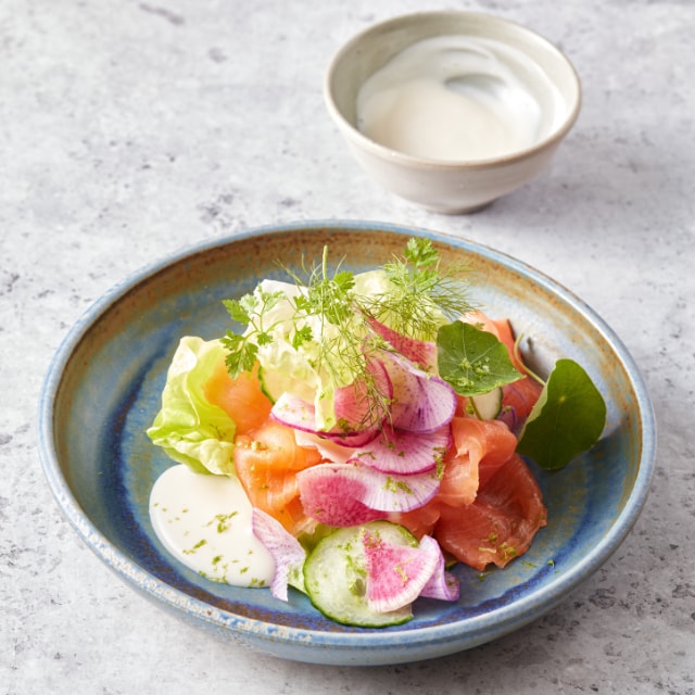 Salade met gerookte zalm, radijs en komkommer met yoghurt-limoen dressing